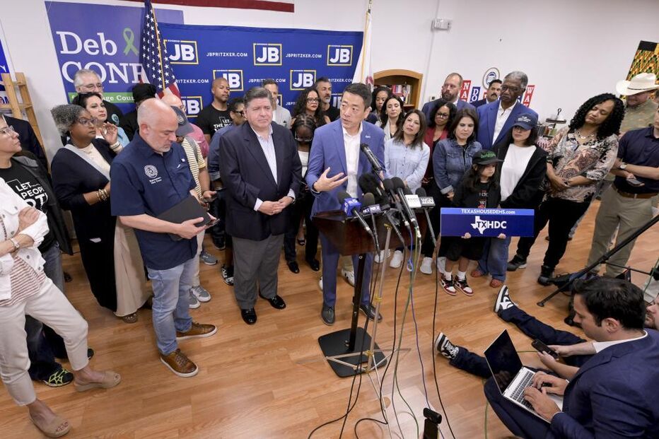 Os congressistas fugitivos com o governador democrata do Illinois