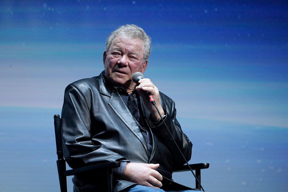 William Shatner fala ao microfone em evento