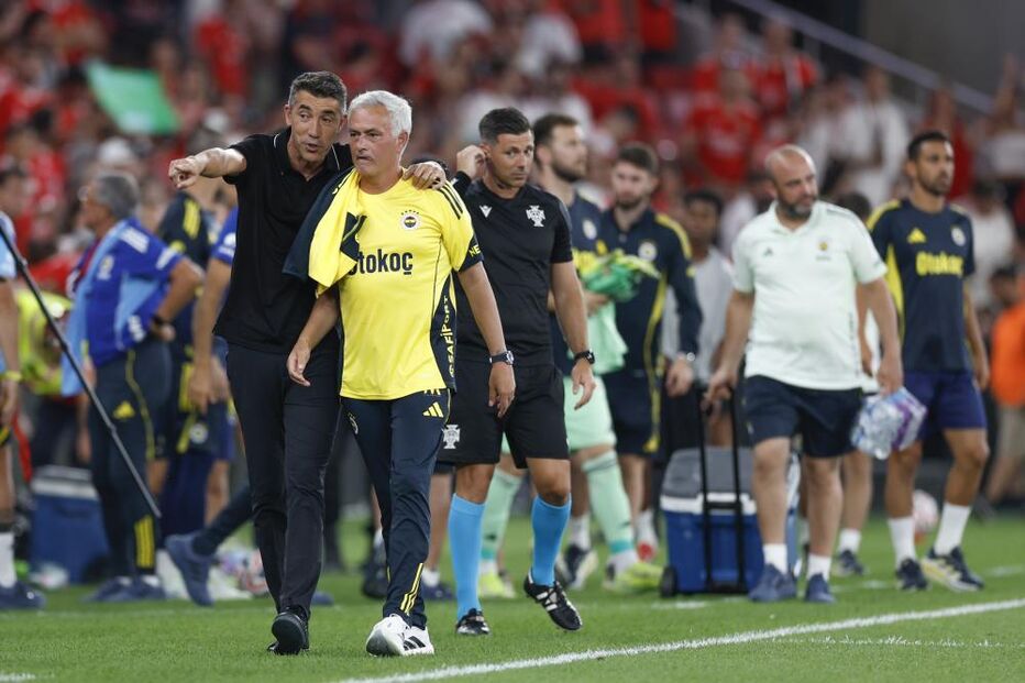 Mourinho e equipa técnica do Fenerbahçe acompanham jogo do Benfica