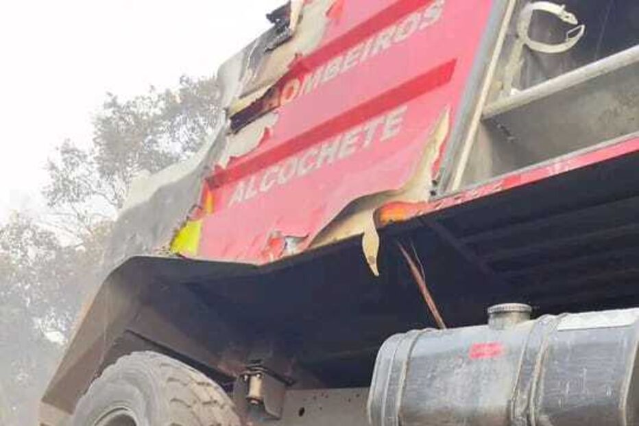 Veículo dos bombeiros de Alcochete ardeu no combate ao fogo em Sirarelhos