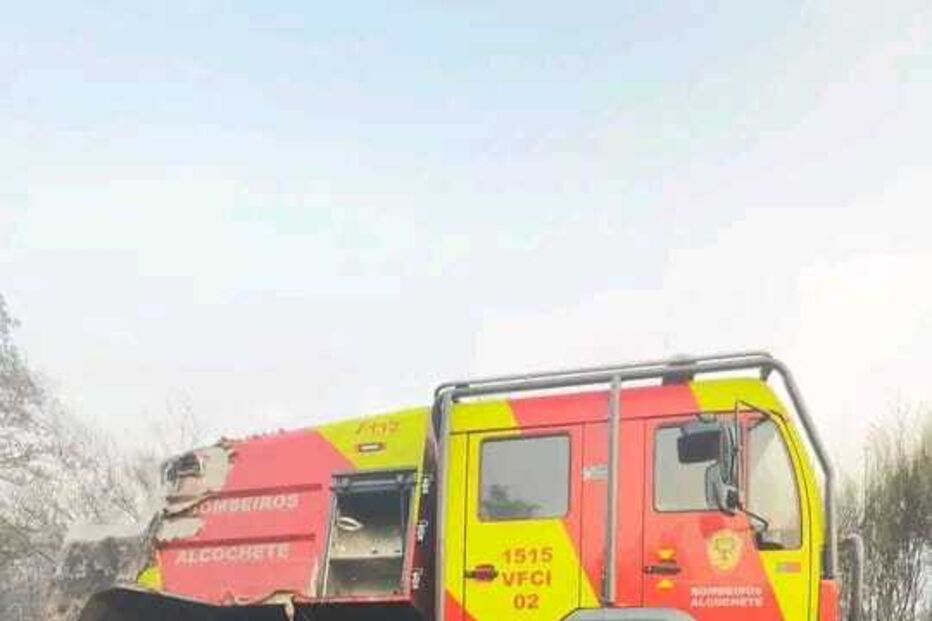 Veículo dos bombeiros de Alcochete ardeu no combate ao fogo em Sirarelhos