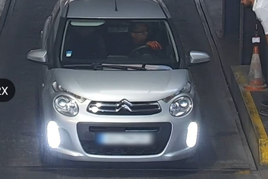 Câmara de videovigilância capta fuga de homem no carro da vítima