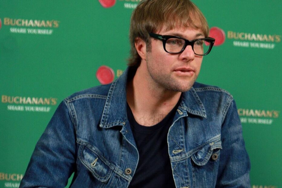 Mickey Madden, ex-baixista dos Maroon 5, acusado de agressão após conversas com menores