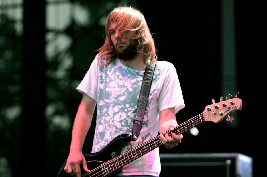 Ex-baixista dos Maroon 5, Mickey Madden, acusado de agressão após descoberta de conversas impróprias
