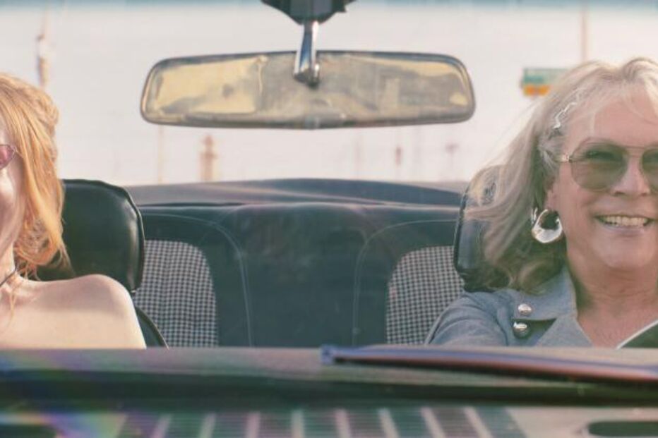 Jamie Lee Curtis e Lindsay Lohan juntas num carro.
