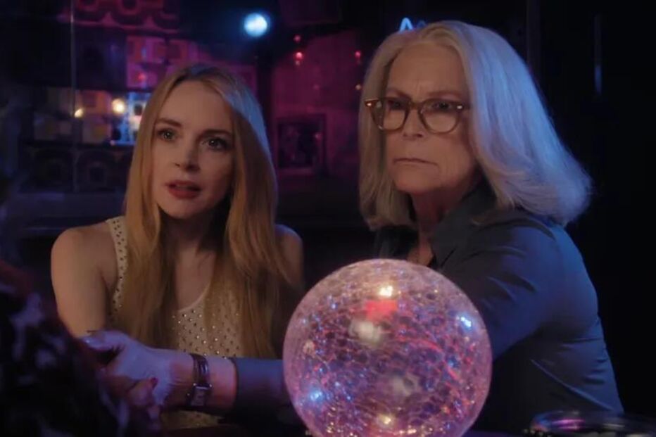 Lindsay Lohan e Jamie Lee Curtis posam com uma bola de cristal