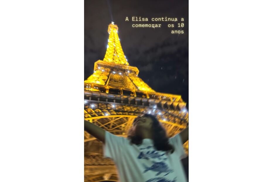 Elisa celebra dez anos em Paris com o pai, junto à Torre Eiffel