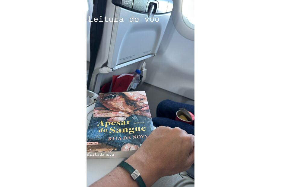 Leitura a bordo: romance de Rita da Nova durante voo