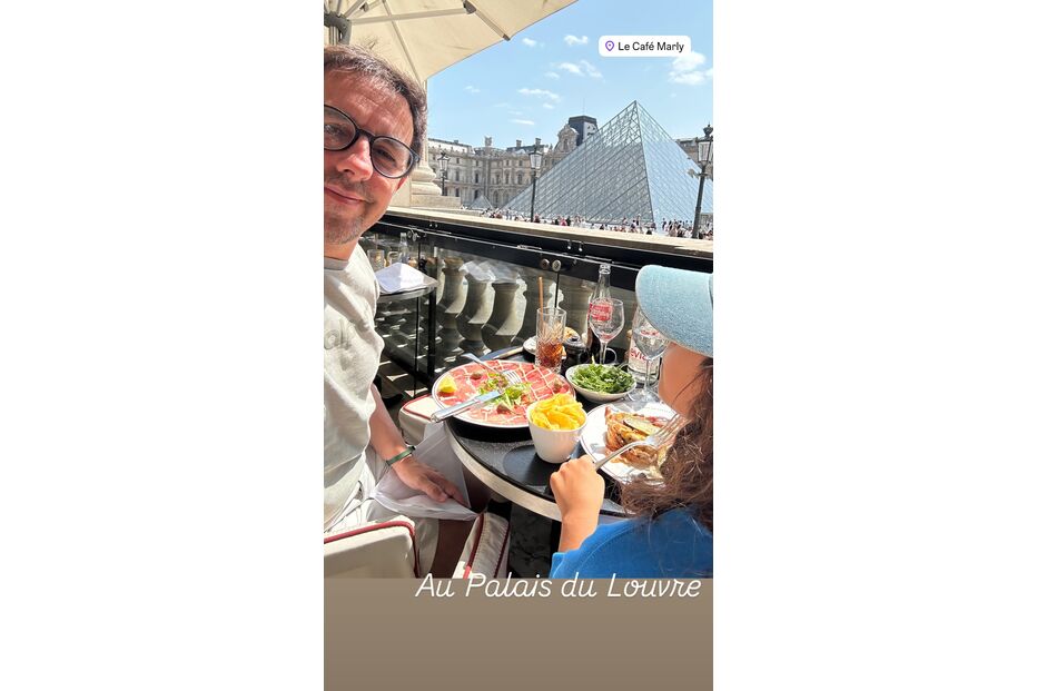 Manuel Marques viaja com a filha a Paris para celebrar aniversário no Palais du Louvre
