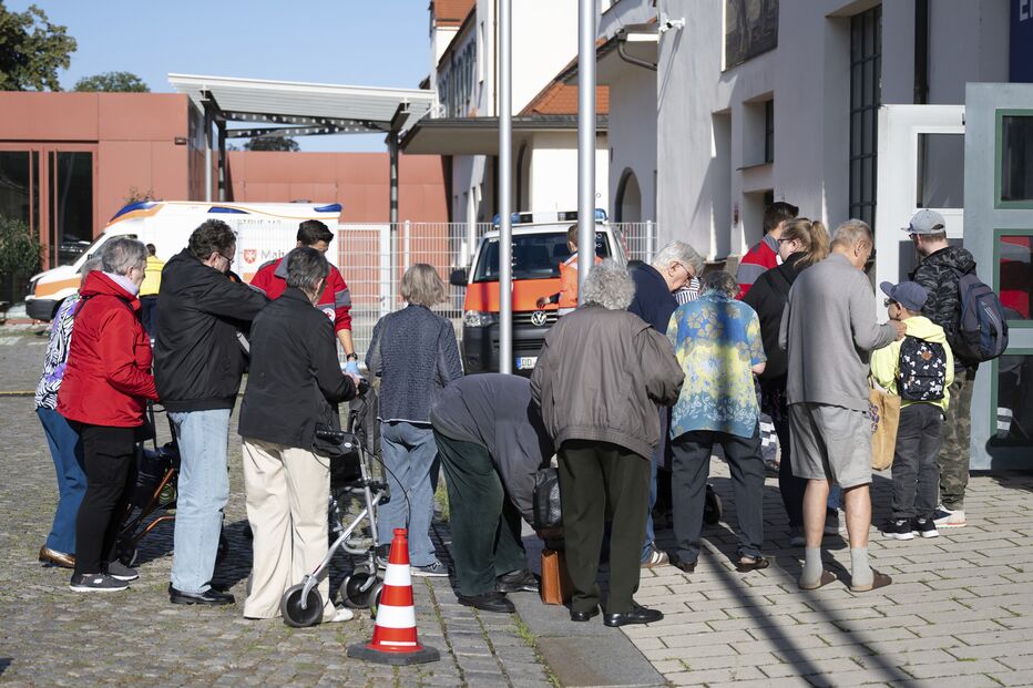 Centro de Dresden evacuado devido a bomba da Segunda Guerra Mundial. 17 mil pessoas retiradas
