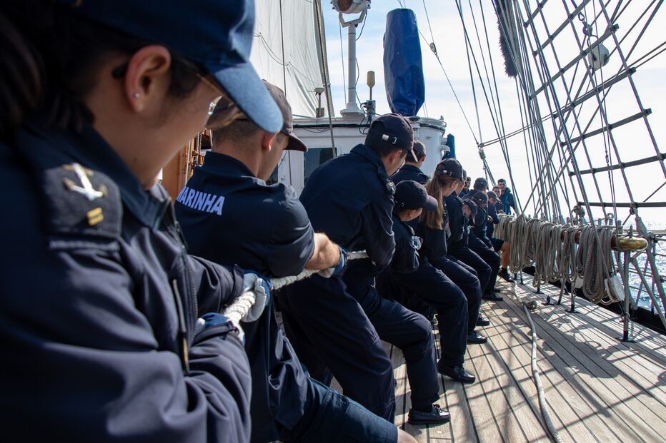 Marinha em formação e manobra com cordas num navio