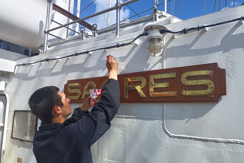 Homem renova a placa 