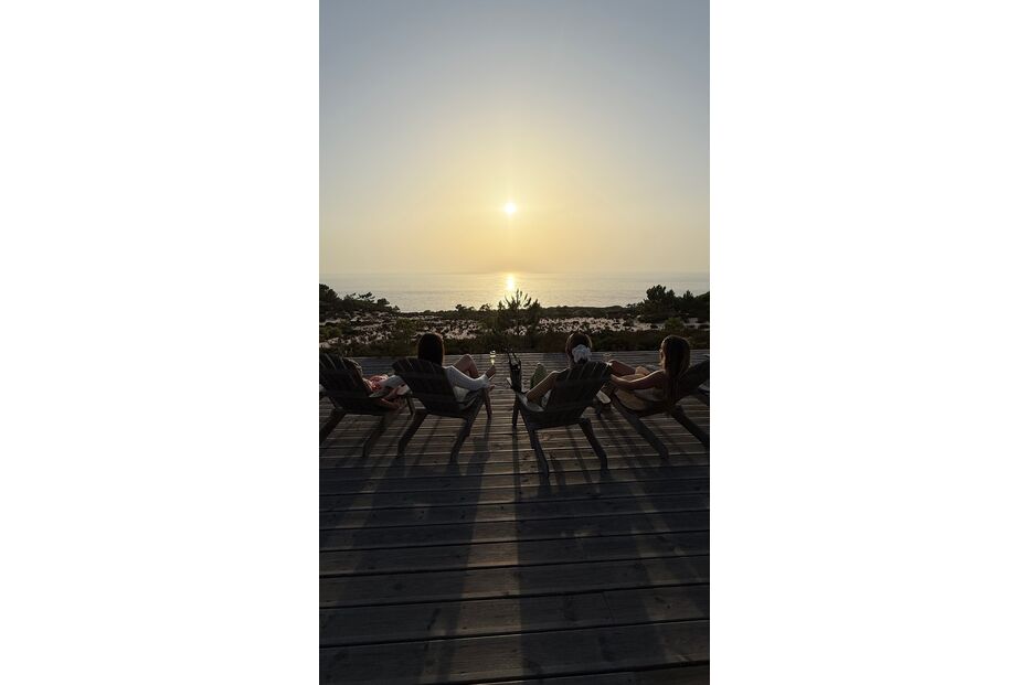 Família Verstappen relaxa em Portugal com vista para o mar.
