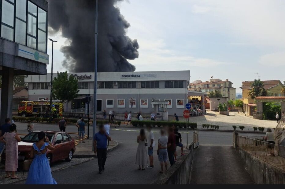 Incêndio deflagra em empresa de artigos elétricos em Felgueiras
