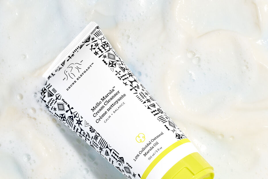 Limpeza facial suave com óleo de marula para uma pele calma e equilibrada