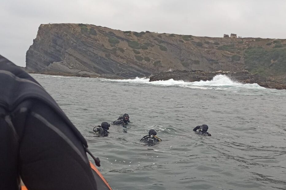 Iniciadas buscas por pescador desaparecido na ponta da Atalaia em Aljezur