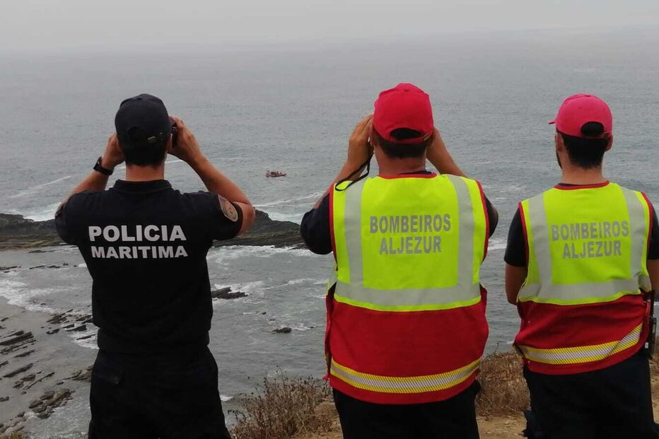 Iniciadas buscas por pescador desaparecido na ponta da Atalaia em Aljezur