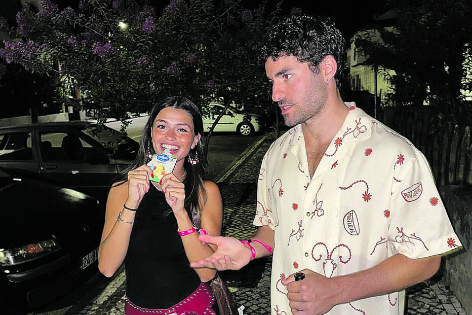 Casal visita local e saboreia bebidas.
