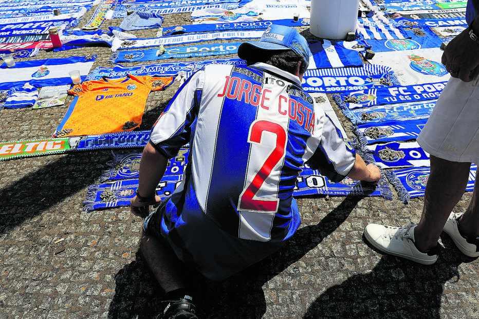 Memorial no Dragão. Adeptos do FC Porto improvisaram um local de homenagem a Jorge Costa, junto à porta número 2 do estádio, depositando cachecóis, camisolas e outros objetos alusivos ao clube.