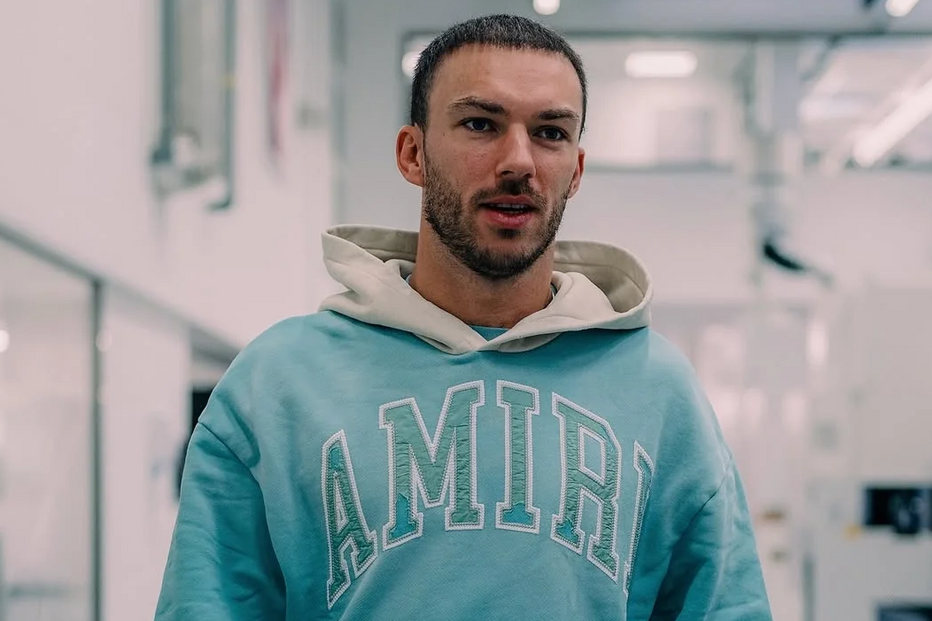 Pierre Gasly surge com novo visual após possível transplante capilar