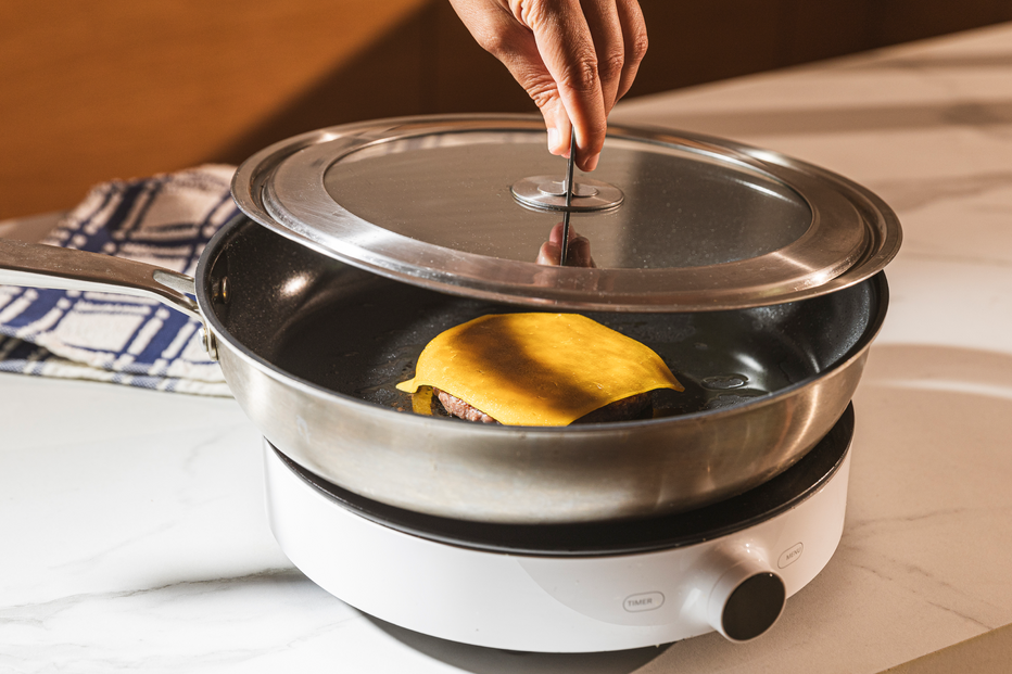 Hambúrguer com queijo gouda derretido numa frigideira, como dica da Mercadona