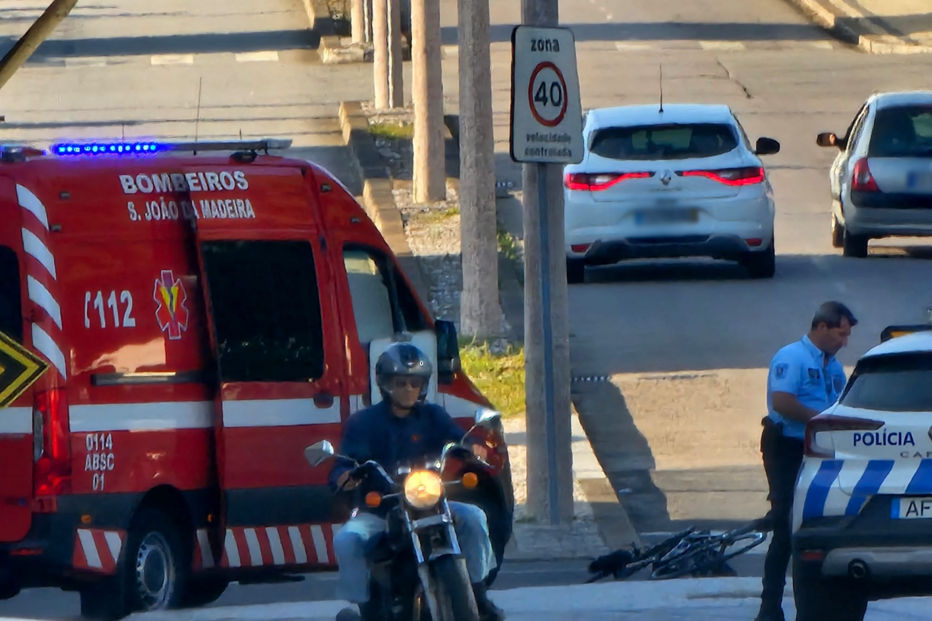 Ciclista ferido após colisão com carro em São João da Madeira