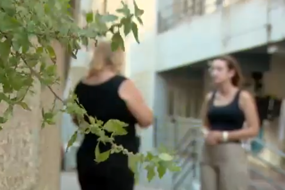 Vizinhos estão preocupados com o cheiro nausebundo no prédio e dizem que Ana não tem nocão do estado em que se encontra