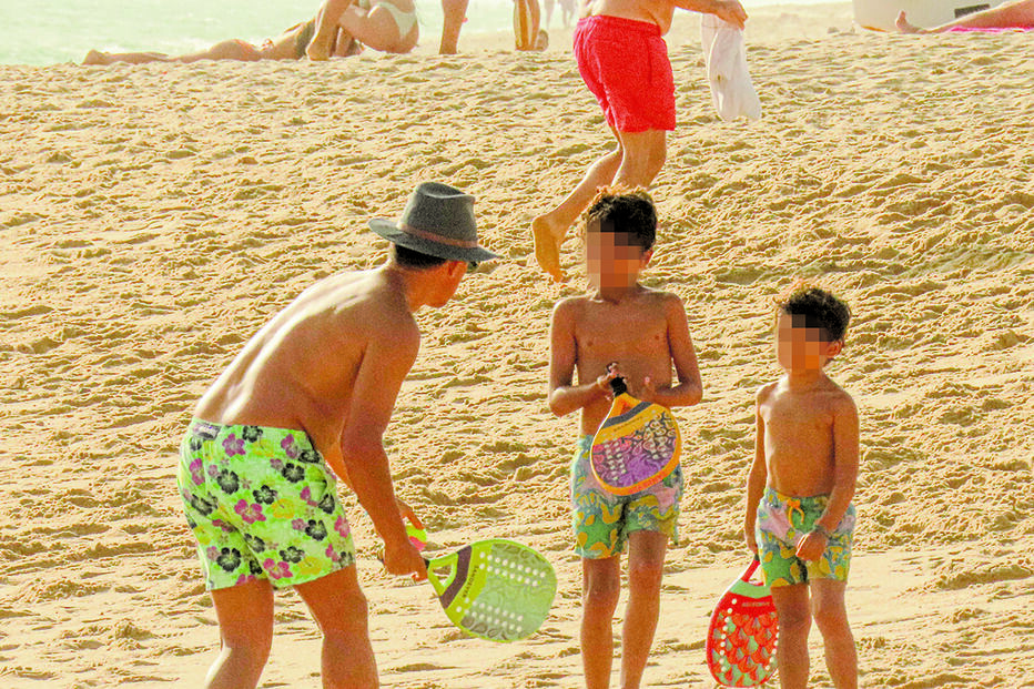Vasco Palmeirim joga com os filhos na praia da Quinta do Lago