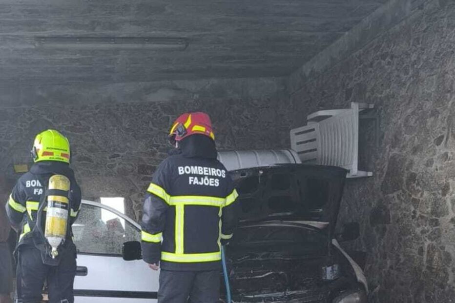 Carro destruído pelas chamas em garagem em Oliveira de Azeméis