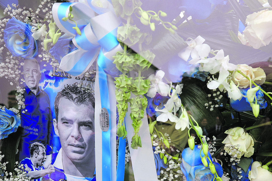 Homenagem. Foram muitos os ramos e as coroas de flores com que anónimos e figuras ilustres quiseram honrar a memória de Jorge Costa no funeral que teve lugar ontem na igreja do Cristo Rei.