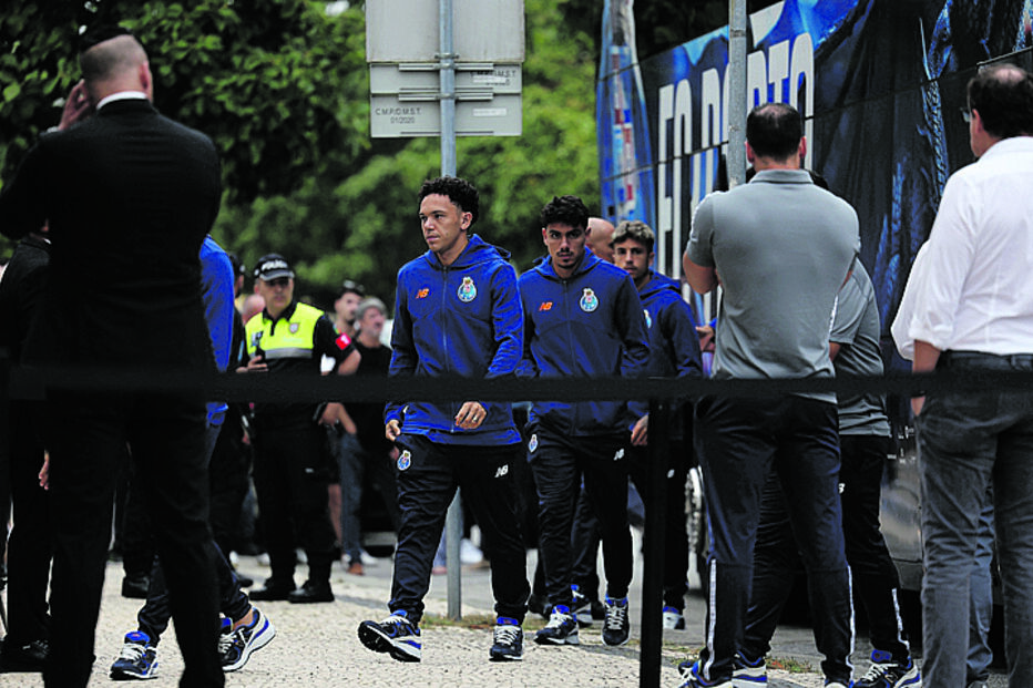 Plantel. Jogadores do FC Porto chegaram de autocarro e, no fim da cerimónia religiosa, fizeram guarda de honra ao caixão.