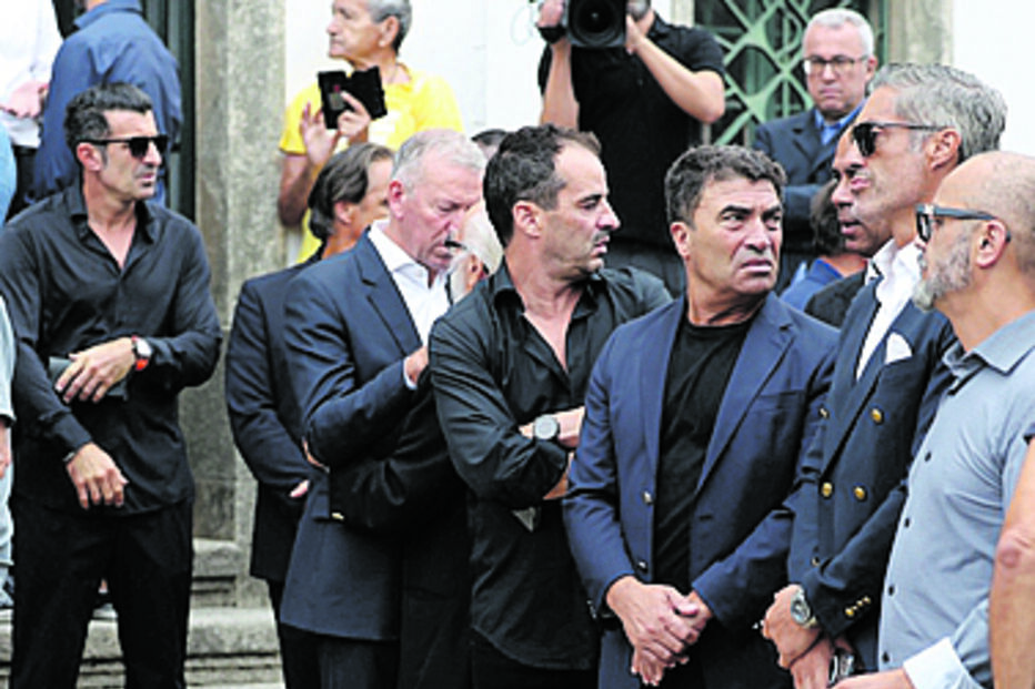 Ex-jogadores. Figo, João Pinto (outro mítico número 2) e Vítor Baía foram ao funeral