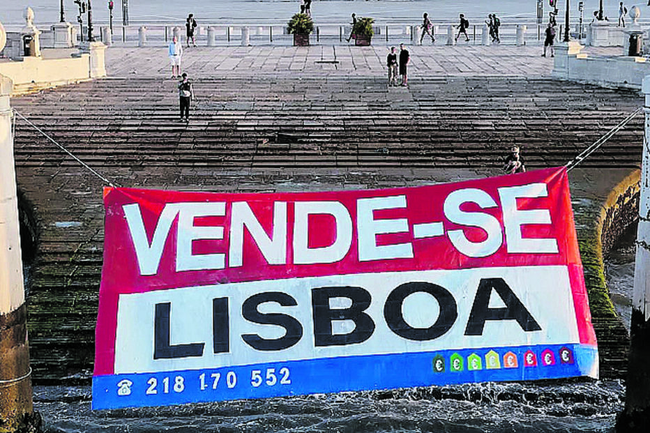 Cartaz foi colocado na Praça do Comércio 
