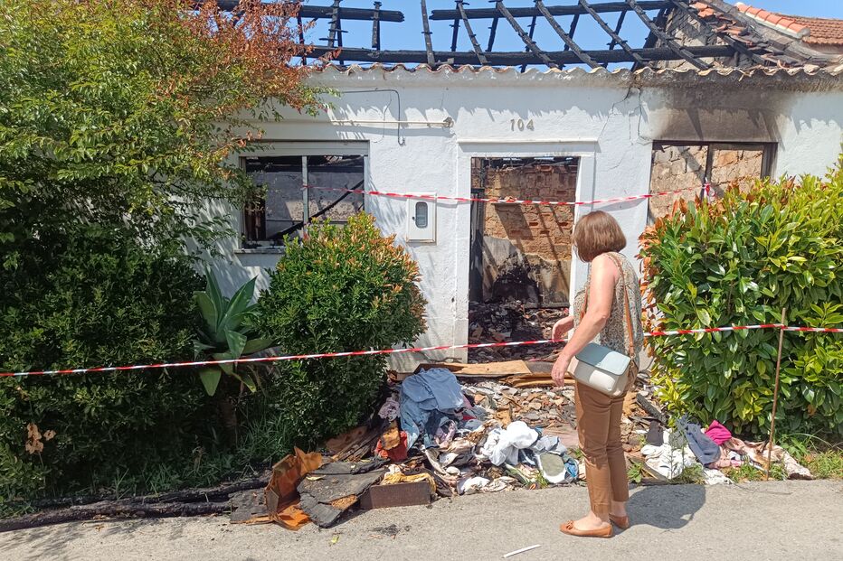 Homem detido pela PJ após incendiar casa da sogra em Leiria, por violência doméstica