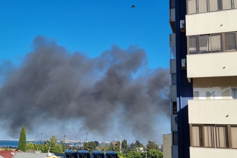 Incêndio em Almada mobiliza bombeiros após relatos de explosão
