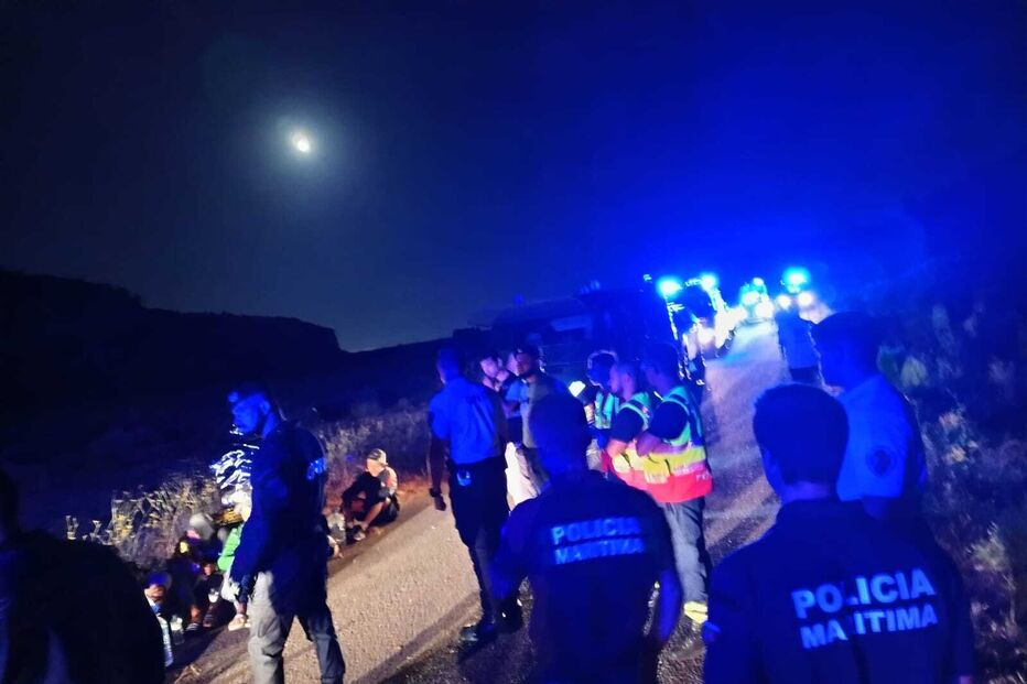 Barco com quarenta migrantes dá à costa na praia Boca do Rio no Algarve. Apresentam sinais de desidratação