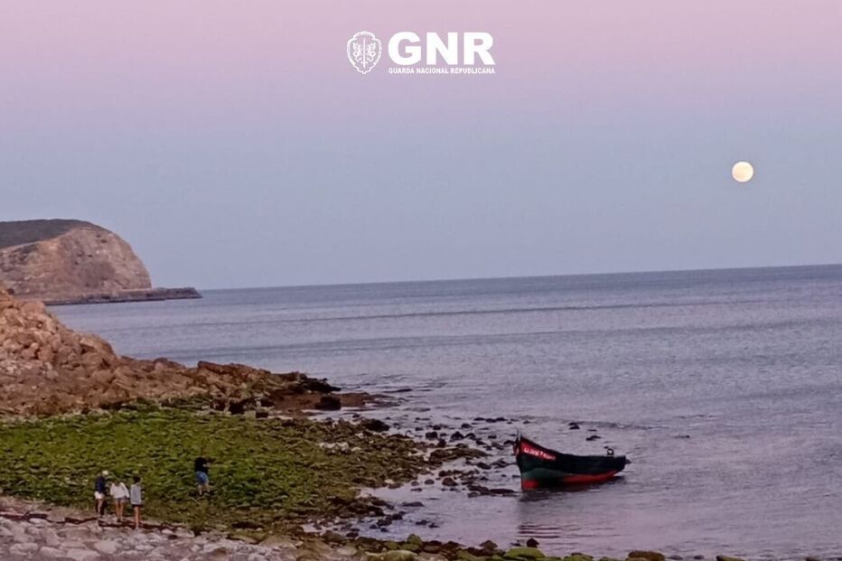 Migrantes dão à costa em barco artesanal em Vila do Bispo