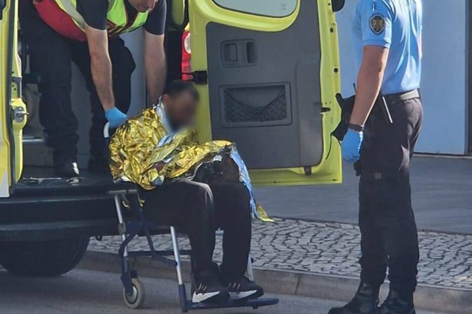 Migrantes dão à costa em barco artesanal em Vila do Bispo