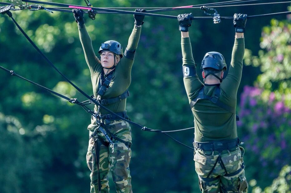 Cantora Lucy Spraggan sofre lesão nas partes íntimas durante acrobacia no reality show 'SAS: Who Dares Wins'