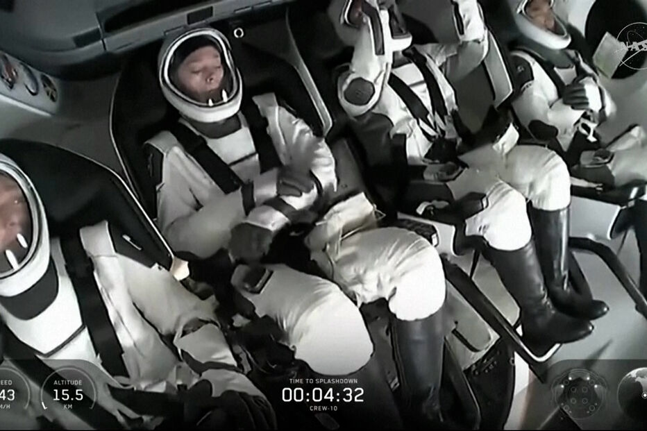 Astronautas da NASA regressam à Terra após missão na Estação Espacial