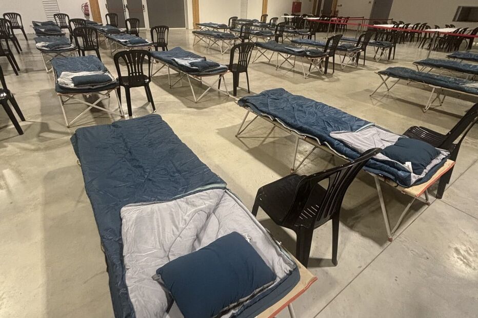 Pavilhão preparado pela Proteção Civil de Vila do Bispo, com camas, balneários, alimentação e kits de higiene