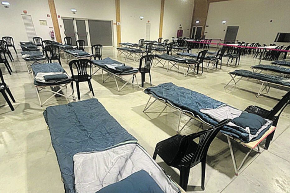 Proteção Civil de Vila do Bispo preparou pavilhão com camas e balneários para acolher migrantes temporariamente