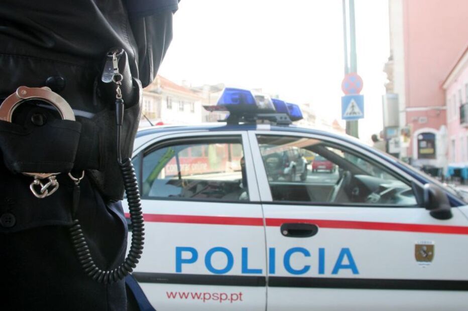 Polícia investiga furto de viaturas e troca de Playstation por droga no Estoril