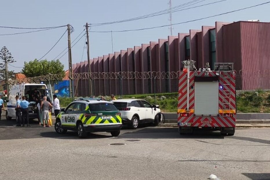 Uma mulher e quatro menores feridos em despiste de carro em Sines