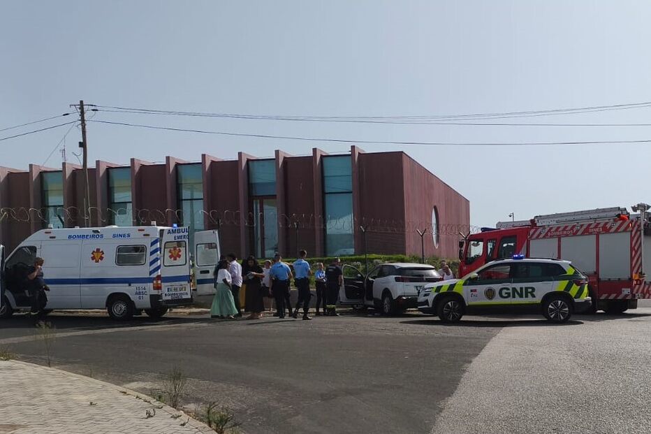 Uma mulher e quatro menores feridos em despiste de carro em Sines