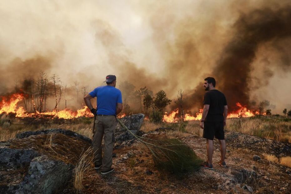 Populares combatem um incêndio em Trancoso, 10 de agosto de 2025