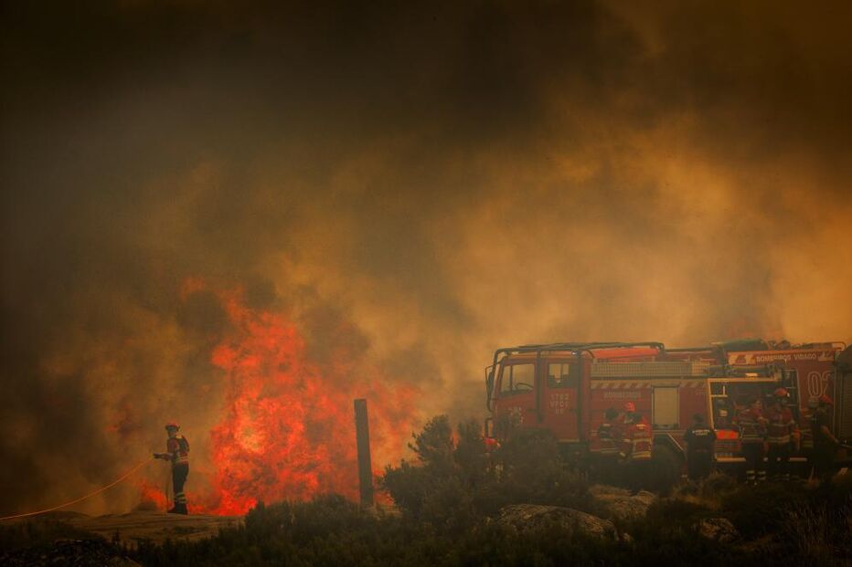 Bombeiros combatem incêndio em Trancoso, enquanto moradores lutam para salvar suas casas