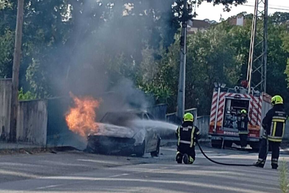 Carro destruído por chamas em Ovar