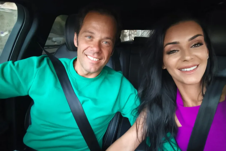 Luíza Abreu assiste à corrida de João Moura Caetano longe da família do namorado