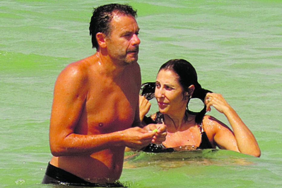 Primeiro-ministro desfruta da praia na melhor companhia  